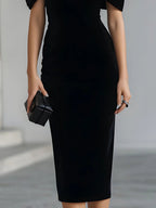 Dramatisches schwarzes Samtbogen-Midi-Kleid