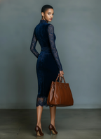 Ellie | Elegantes & Modisches Dunkelblaues Midi-Kleid für Frauen mit V-Ausschnitt und Spitzen-Detail sowie Ärmeln